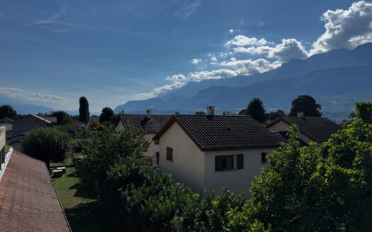Beau T3/4 au calme avec terrasse et vue